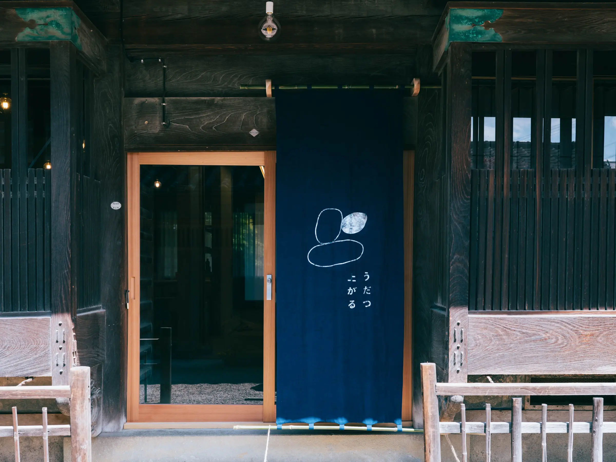 本藍染の暖簾にシルバーの箔プリント
