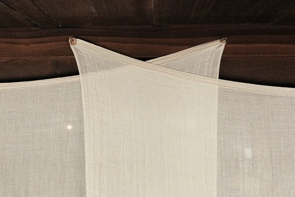 布をそのまま。最小限で即興的な美しさ
