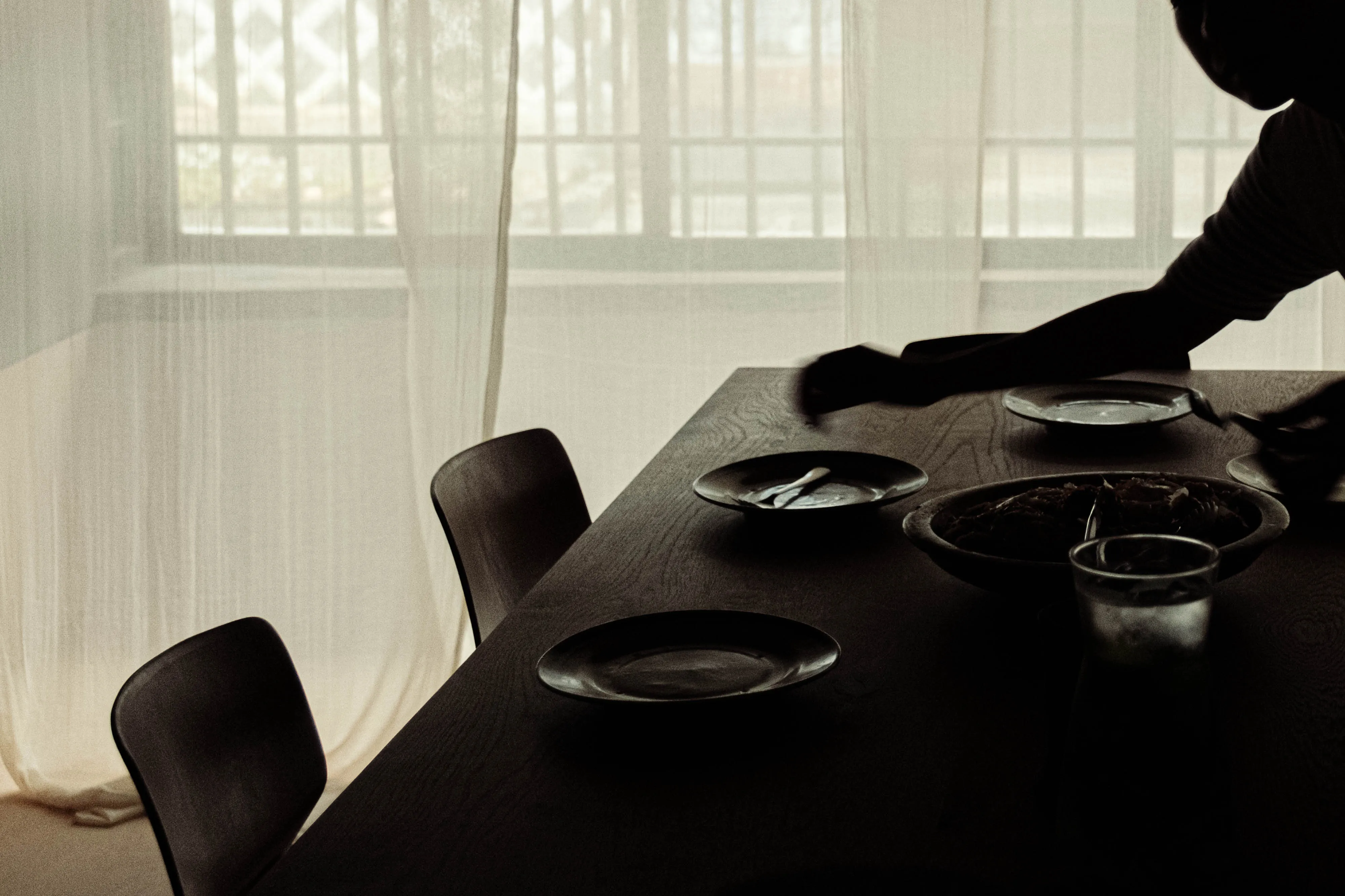 生成りのコットンは、視線を緩やかに遮りながら空間を区切る